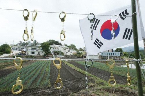 문 전 대통령 사저 앞 집회 현장에 걸린 모형수갑.<연합뉴스>